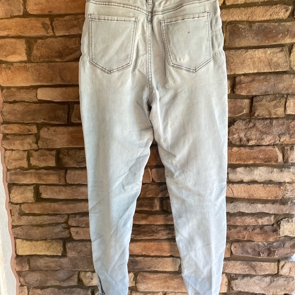 No Boundaries Light Wash Denim Jeans - Picture 3 of 3